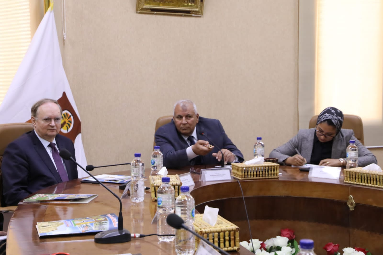 محافظ الوادي الجديد يستقبل سفير الإتحاد الأوروبي في مصر (2)