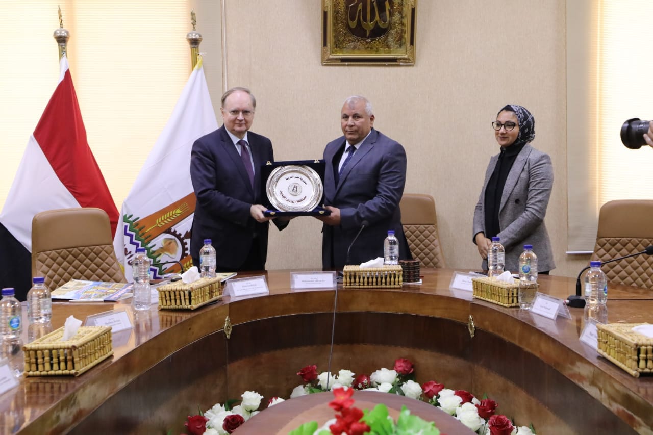 محافظ الوادي الجديد يستقبل سفير الإتحاد الأوروبي في مصر (11)