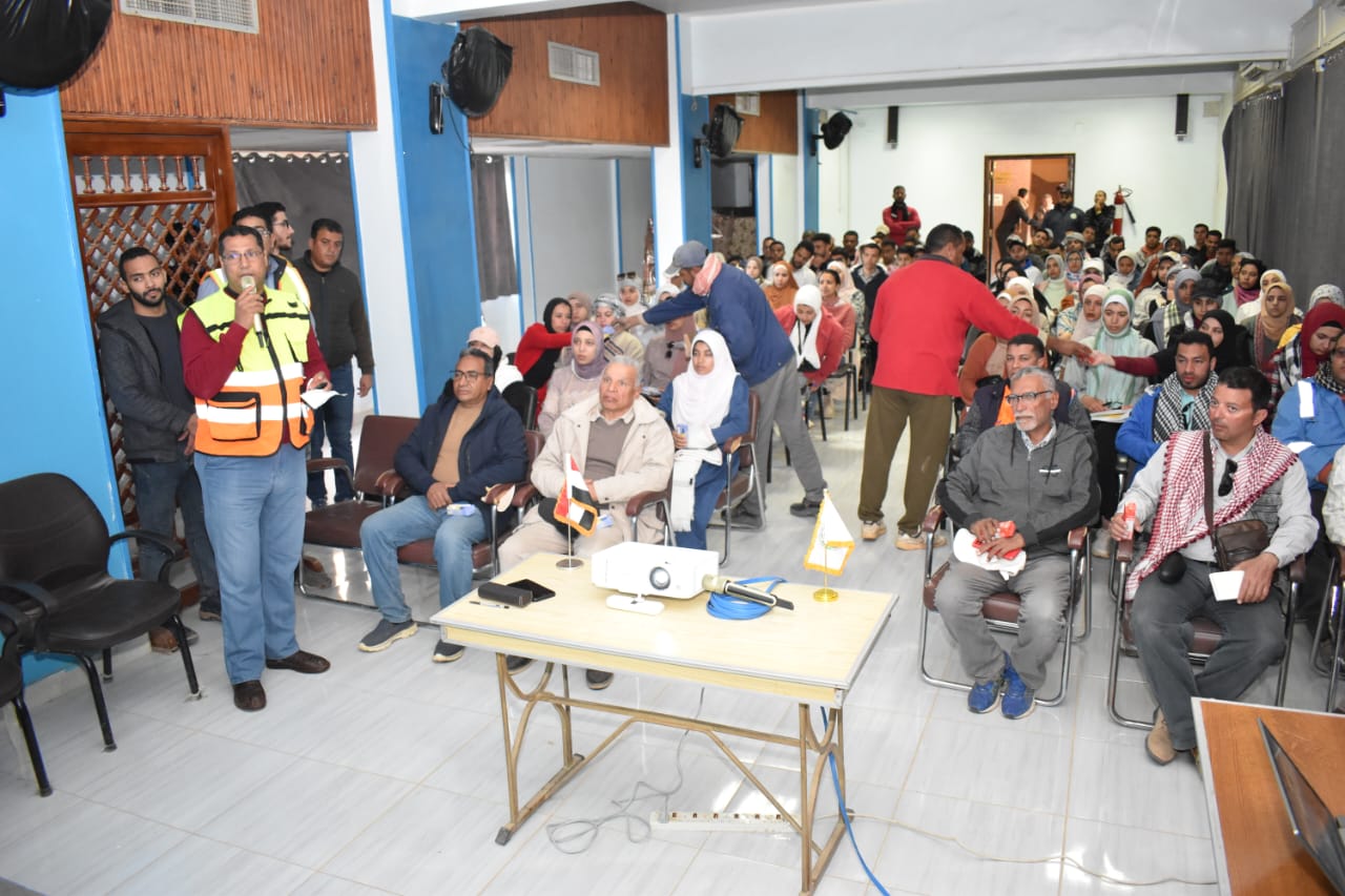 الوادي الجديد تستقبل رحلة بحثية وكشفية من علوم الأرض (2)