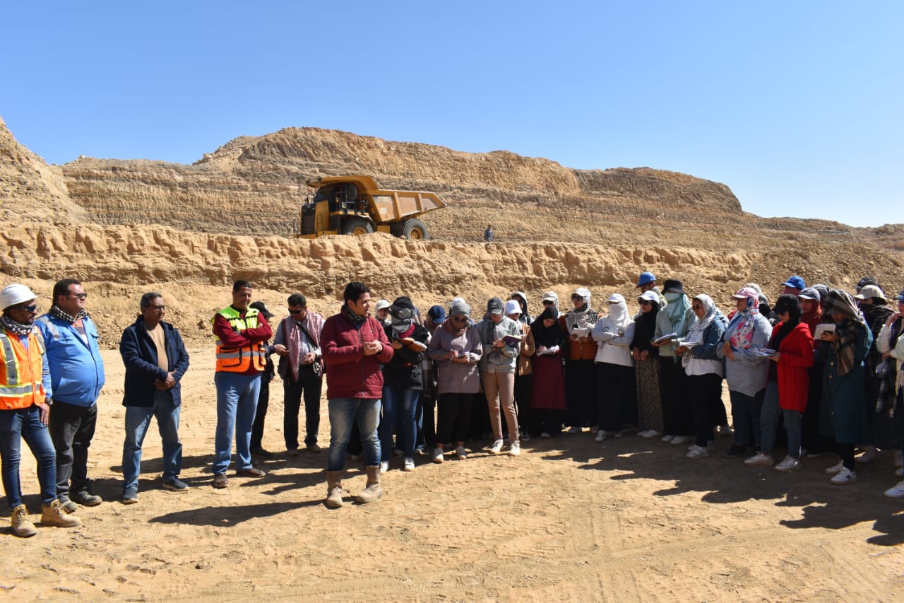 الوادي الجديد تستقبل رحلة بحثية وكشفية من علوم الأرض (3)