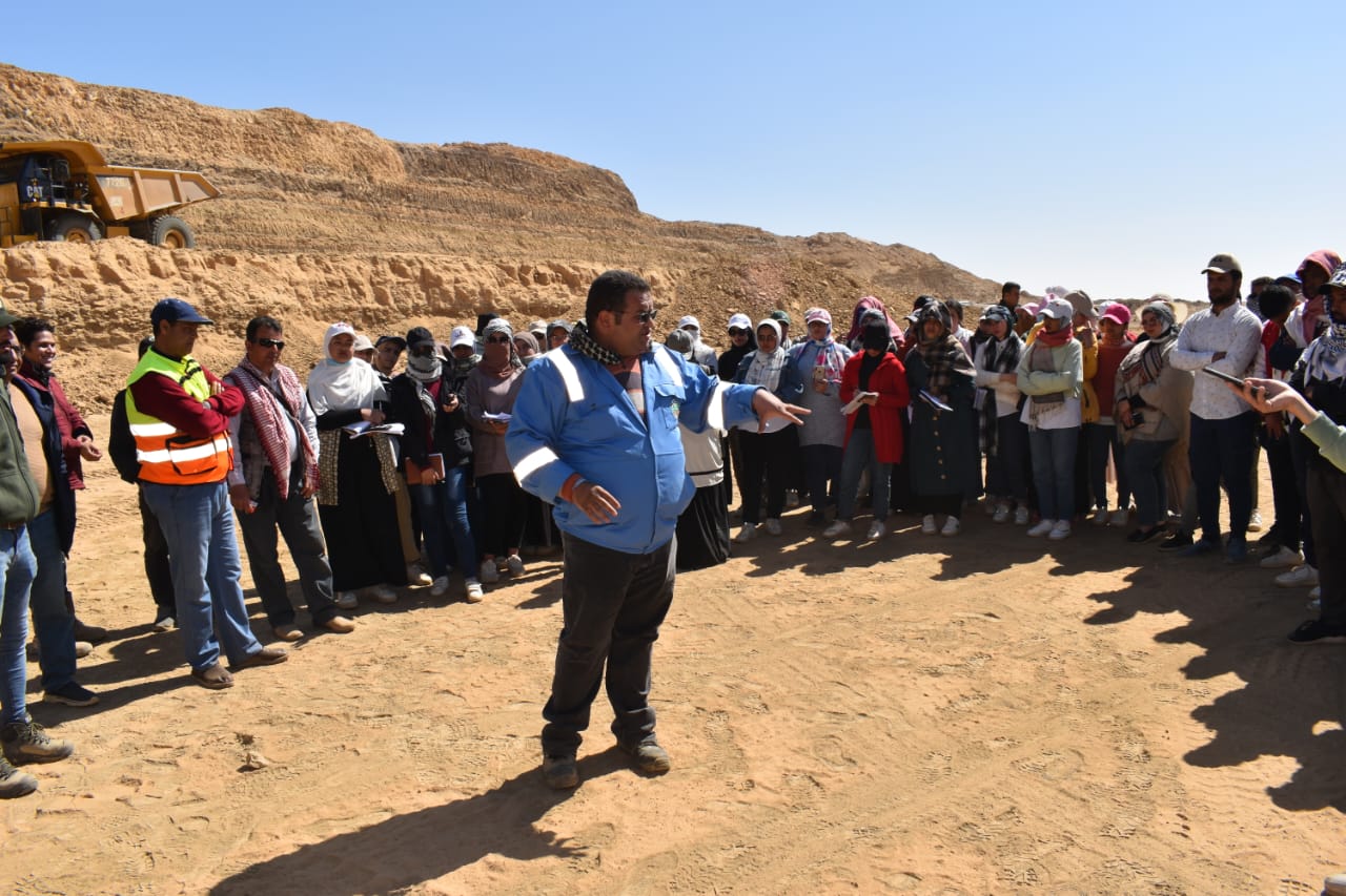 الوادي الجديد تستقبل رحلة بحثية وكشفية من علوم الأرض (7)