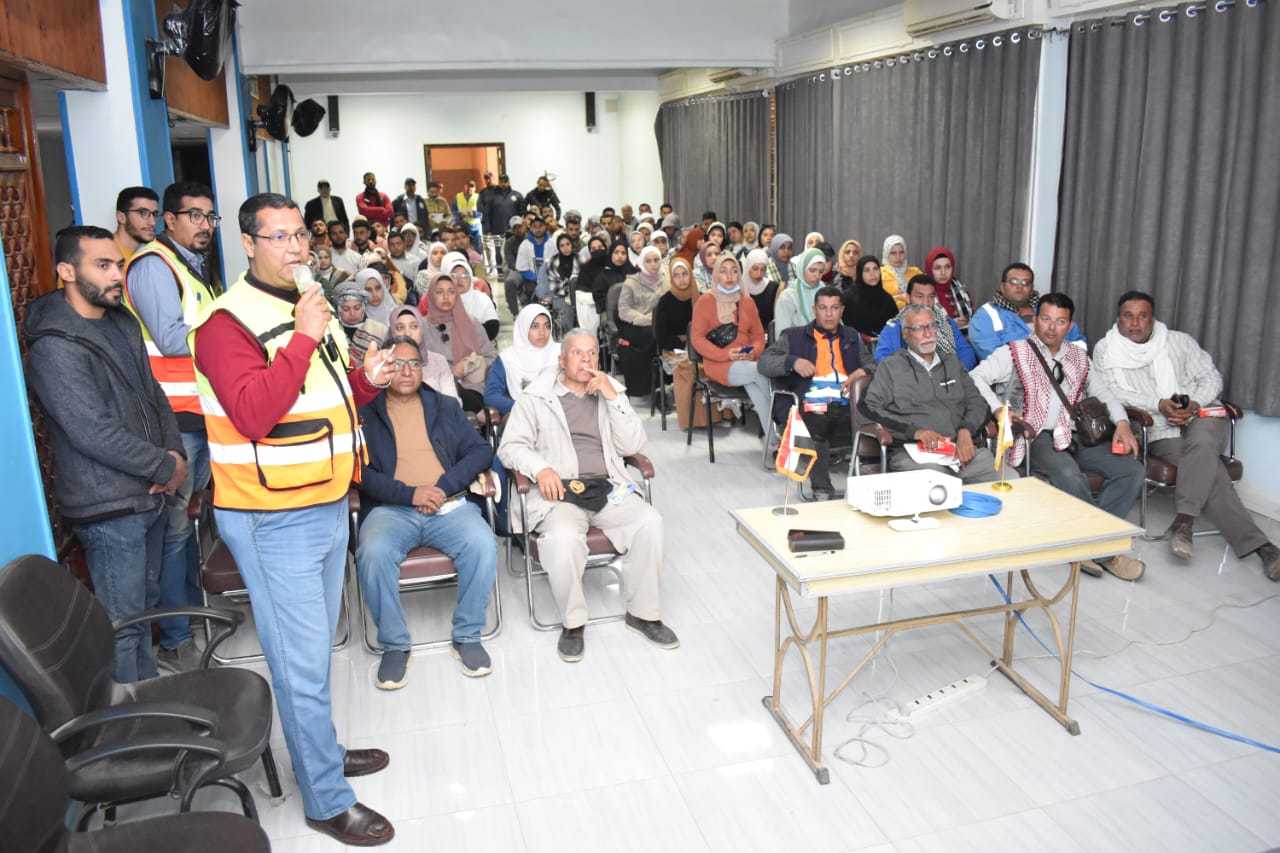 الوادي الجديد تستقبل رحلة بحثية وكشفية من علوم الأرض (10)