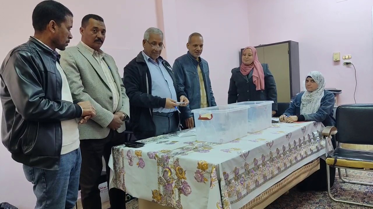 الوادي الجديد تجري قرعة لتوزيع المنازل الريفية بقرية الخرطوم (2)