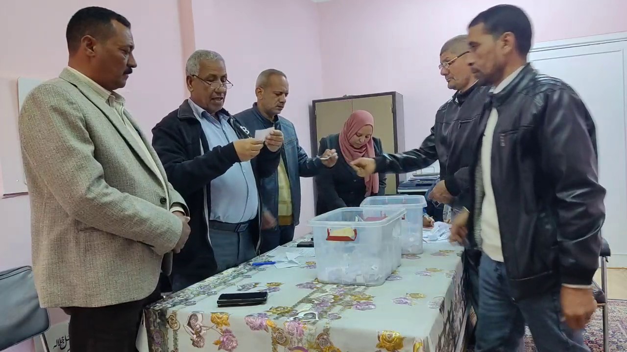 الوادي الجديد تجري قرعة لتوزيع المنازل الريفية بقرية الخرطوم (7)