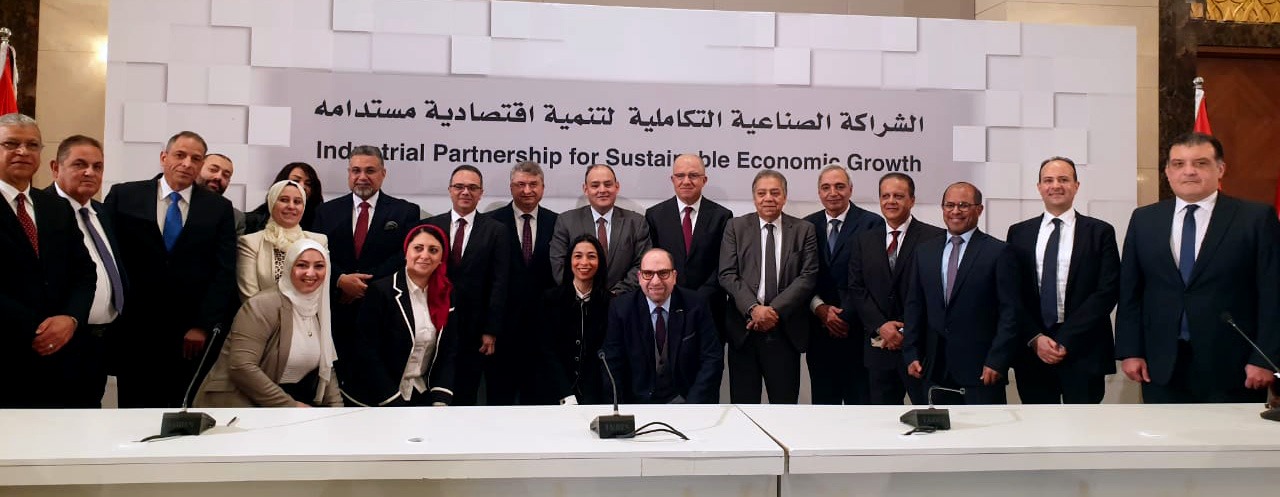 فوسفات مصر توقع عقود عمل مع الإمارات لإقامة مصنع كيماويات (1)