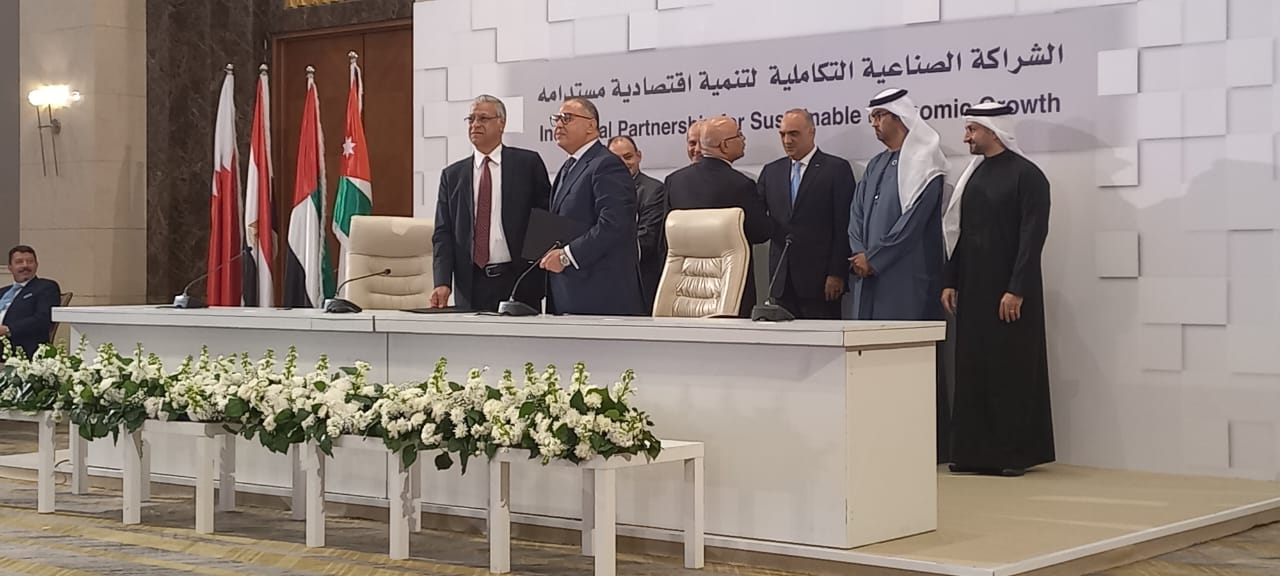 فوسفات مصر توقع عقود عمل مع الإمارات لإقامة مصنع كيماويات (2)