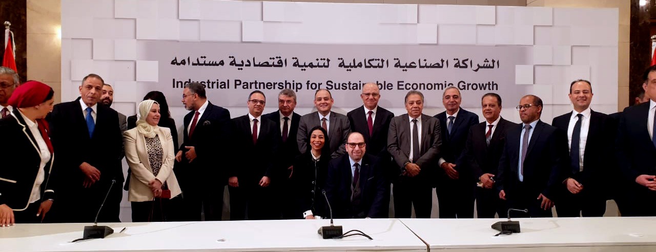 فوسفات مصر توقع عقود عمل مع الإمارات لإقامة مصنع كيماويات (8)