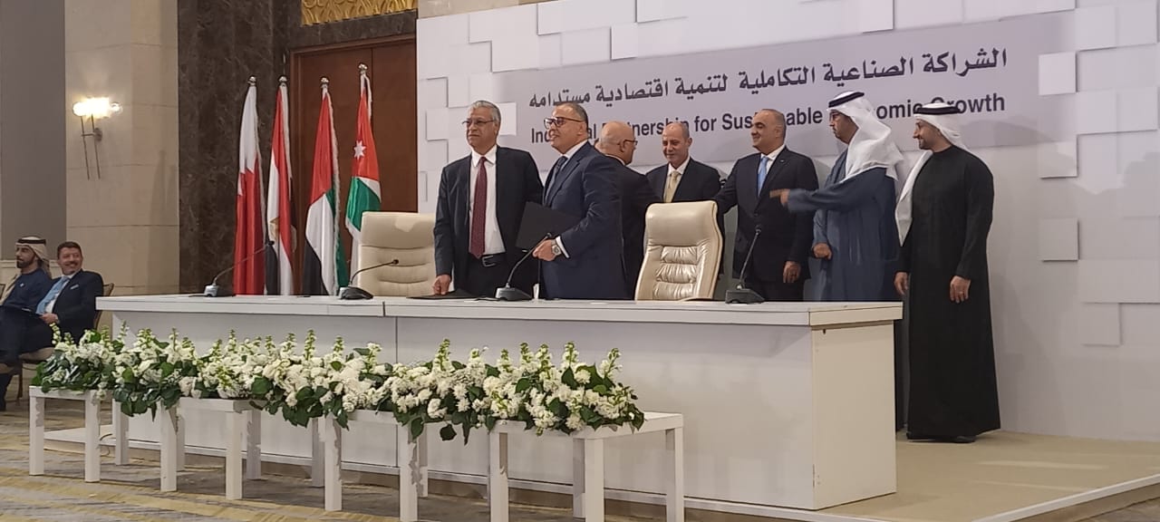 فوسفات مصر توقع عقود عمل مع الإمارات لإقامة مصنع كيماويات (9)