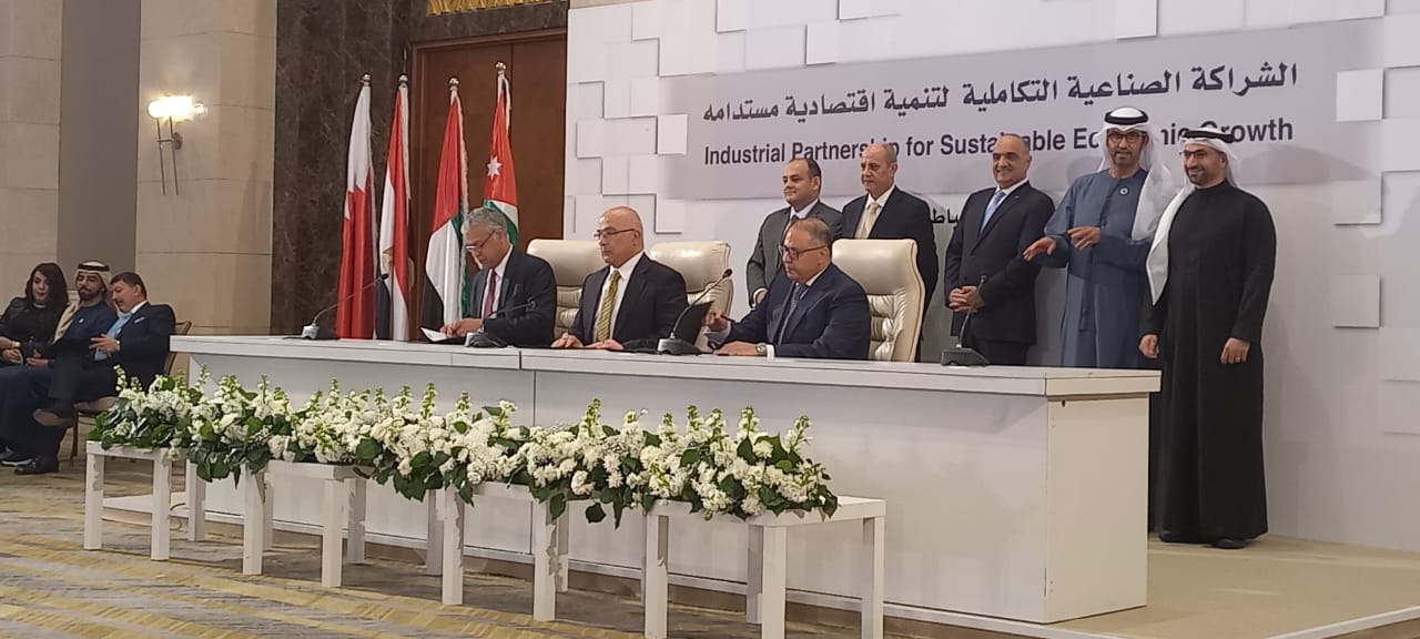 فوسفات مصر توقع عقود عمل مع الإمارات لإقامة مصنع كيماويات (10)