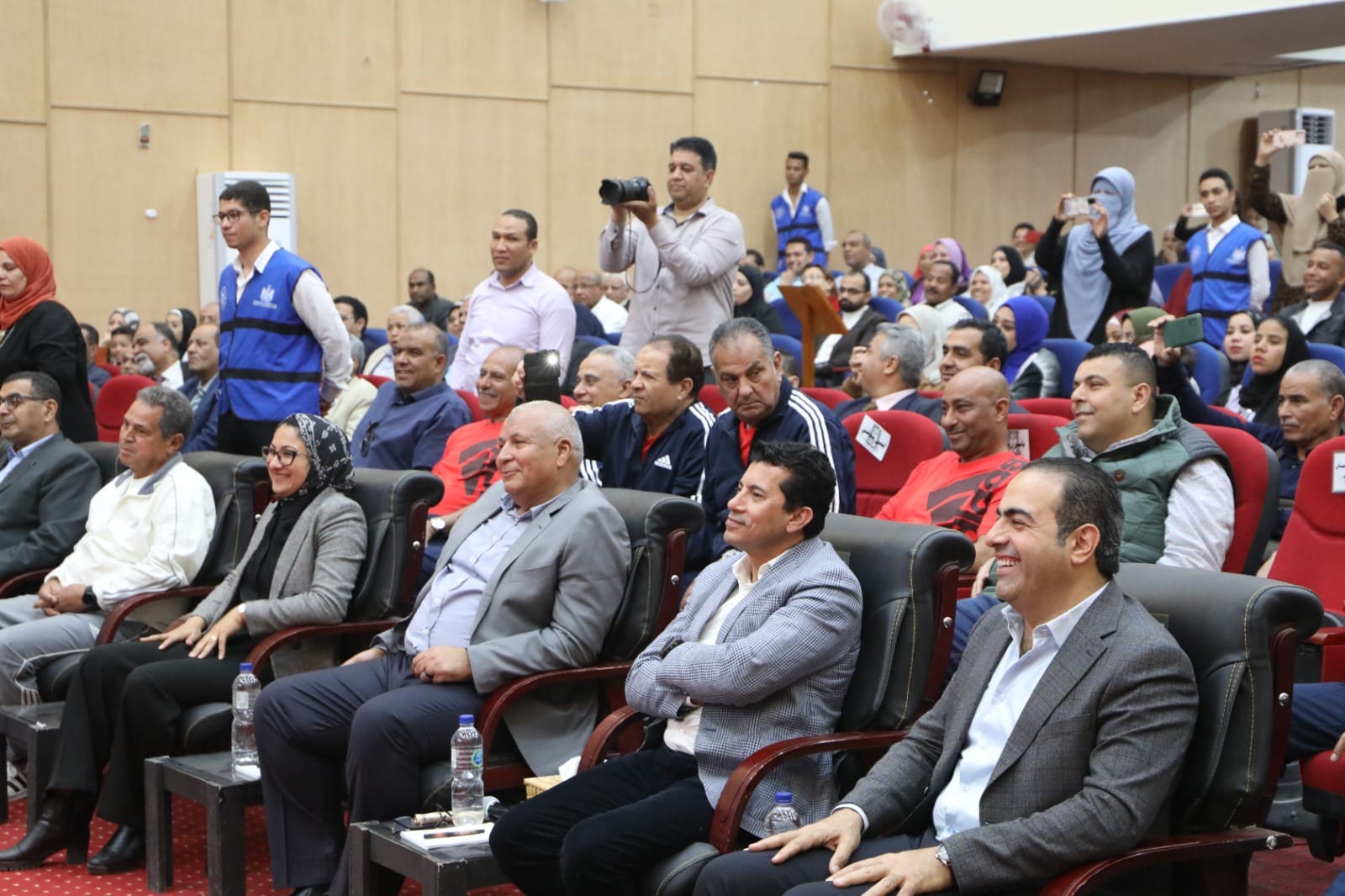 وزير الشباب والرياضة ومحافظ الوادي الجديد يُطلقان مبادرة مصر أولًا .. لا للتعصب (6)