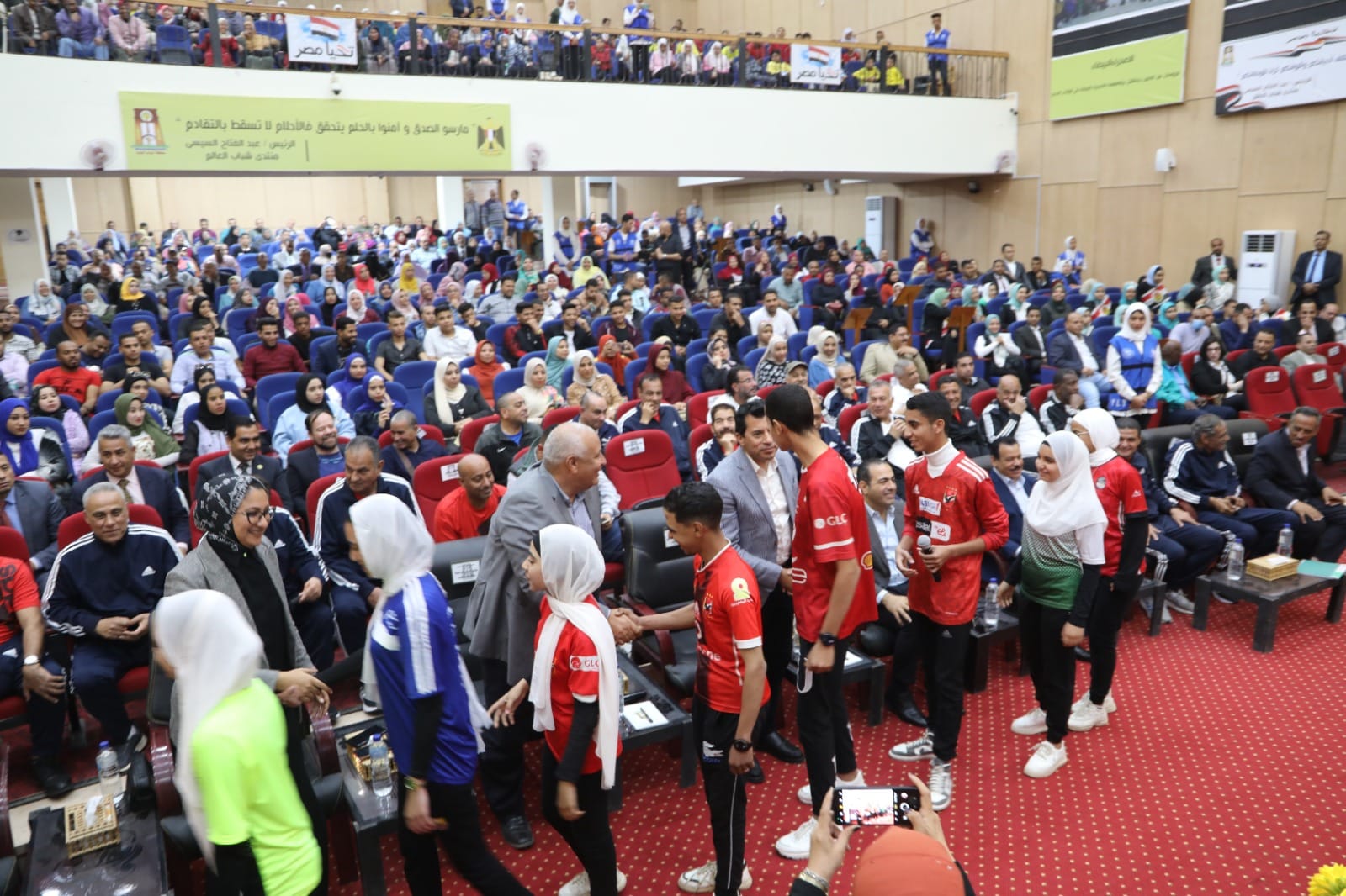 وزير الشباب والرياضة ومحافظ الوادي الجديد يُطلقان مبادرة مصر أولًا .. لا للتعصب (8)