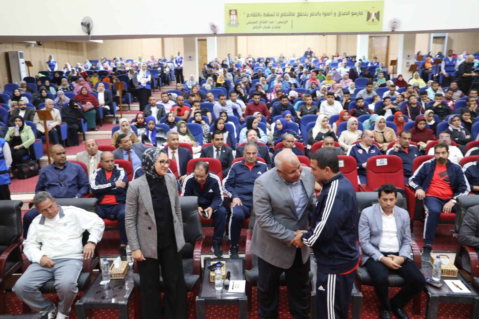 وزير الشباب والرياضة ومحافظ الوادي الجديد يُطلقان مبادرة مصر أولًا .. لا للتعصب (12)