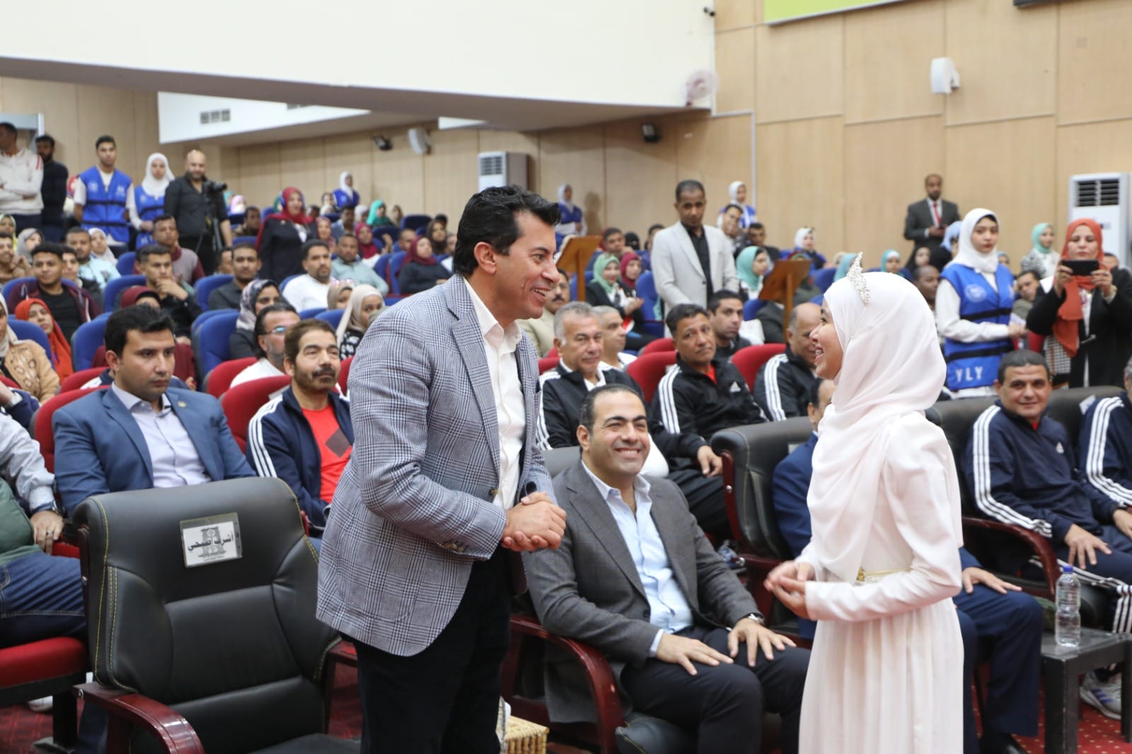 وزير الشباب والرياضة ومحافظ الوادي الجديد يُطلقان مبادرة مصر أولًا .. لا للتعصب (13)
