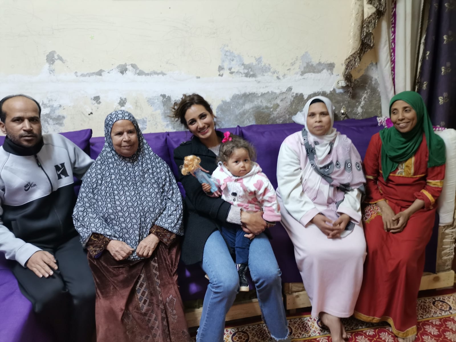 برلمانية تزور 3 أطفال تعرضت لهجمات كلاب ضالة في الوادي الجديد (3)