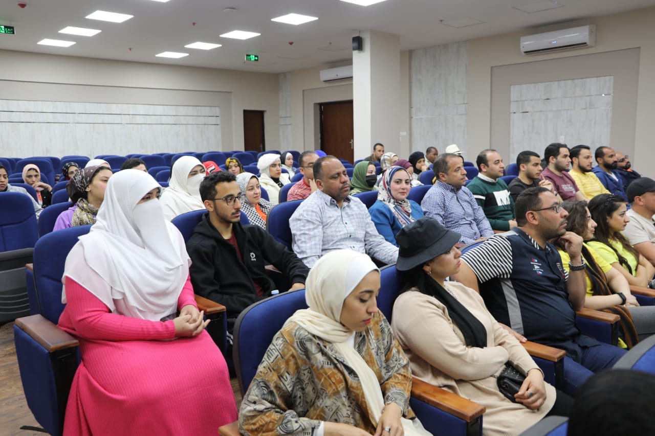 محافظ الوادي الجديد يلتقي شباب برنامج رحلات أعرف بلدك (1)