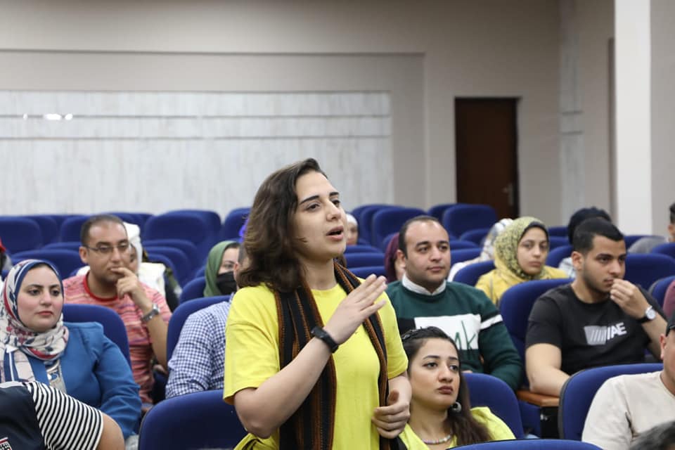 محافظ الوادي الجديد يلتقي شباب برنامج رحلات أعرف بلدك (2)