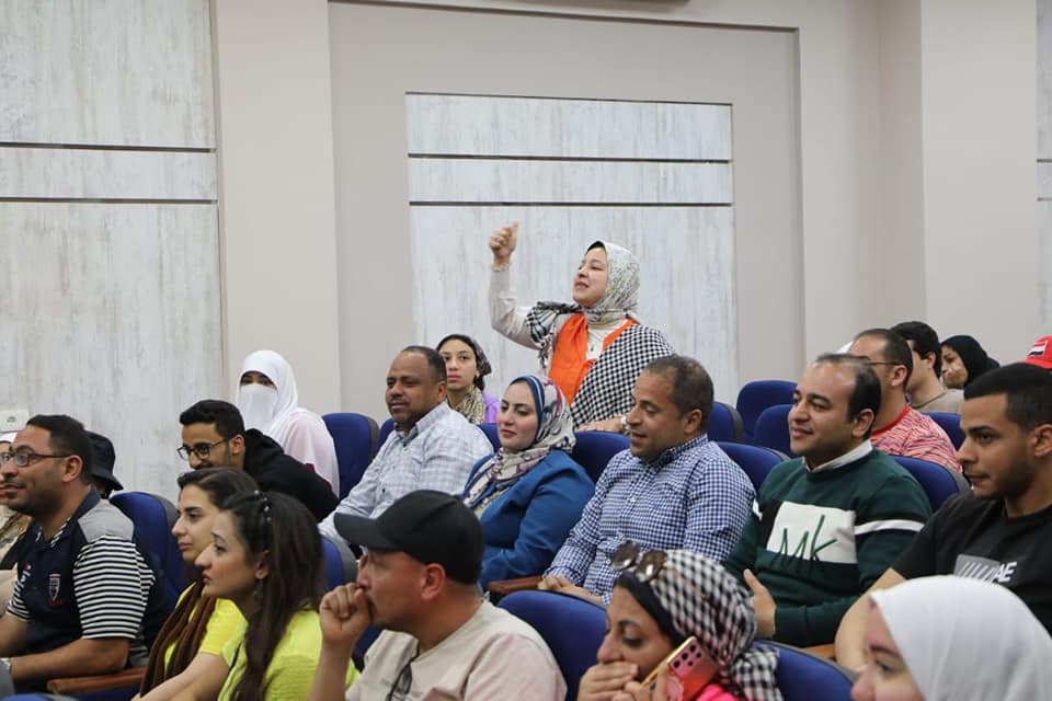 محافظ الوادي الجديد يلتقي شباب برنامج رحلات أعرف بلدك (3)