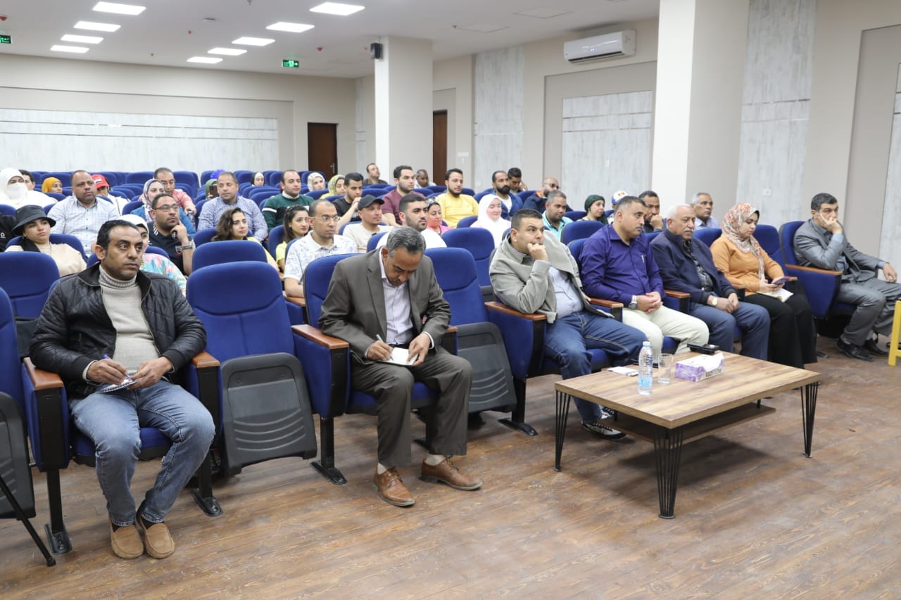 محافظ الوادي الجديد يلتقي شباب برنامج رحلات أعرف بلدك (4)