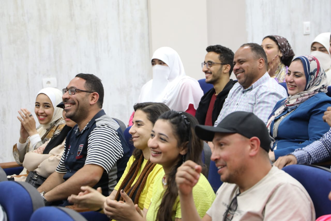 محافظ الوادي الجديد يلتقي شباب برنامج رحلات أعرف بلدك (6)