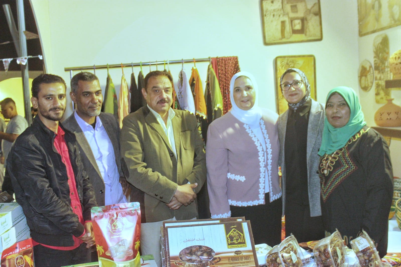 الوادي الجديد تشارك بمعرض ديارنا عربية ووزيرة التضامن تتفقد جناح المحافظة (2)