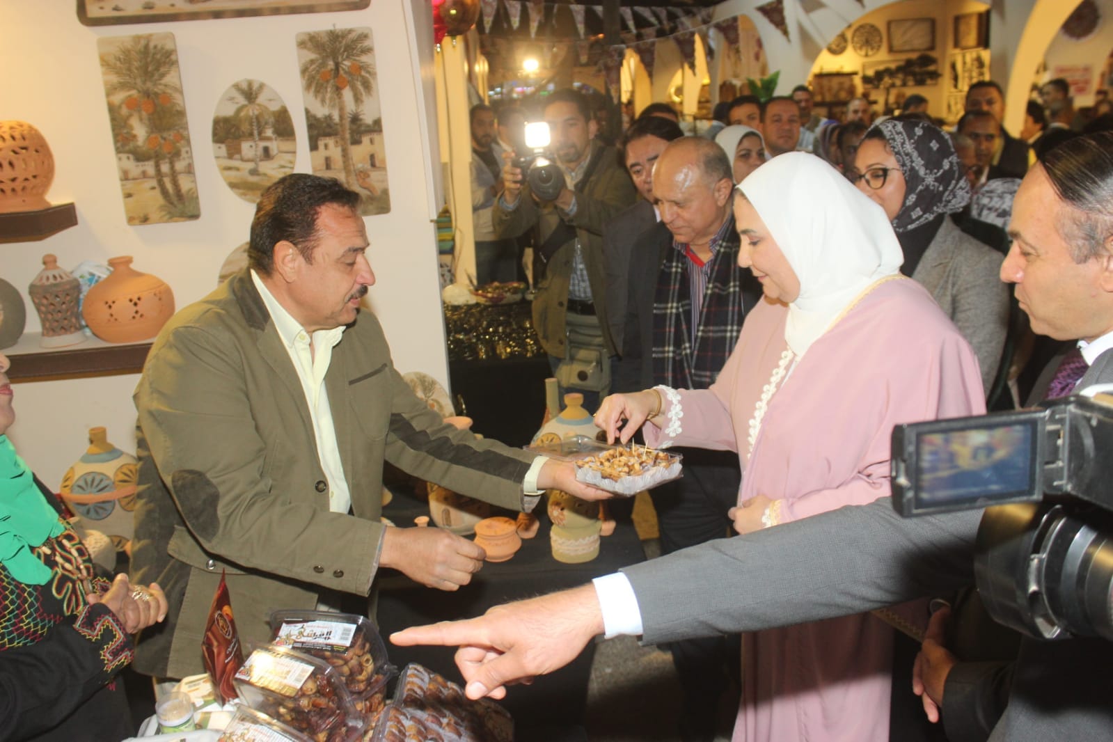 الوادي الجديد تشارك بمعرض ديارنا عربية ووزيرة التضامن تتفقد جناح المحافظة (3)