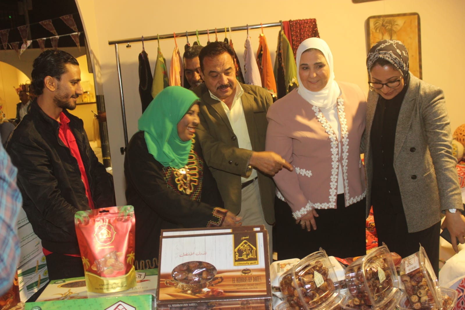 الوادي الجديد تشارك بمعرض ديارنا عربية ووزيرة التضامن تتفقد جناح المحافظة (4)