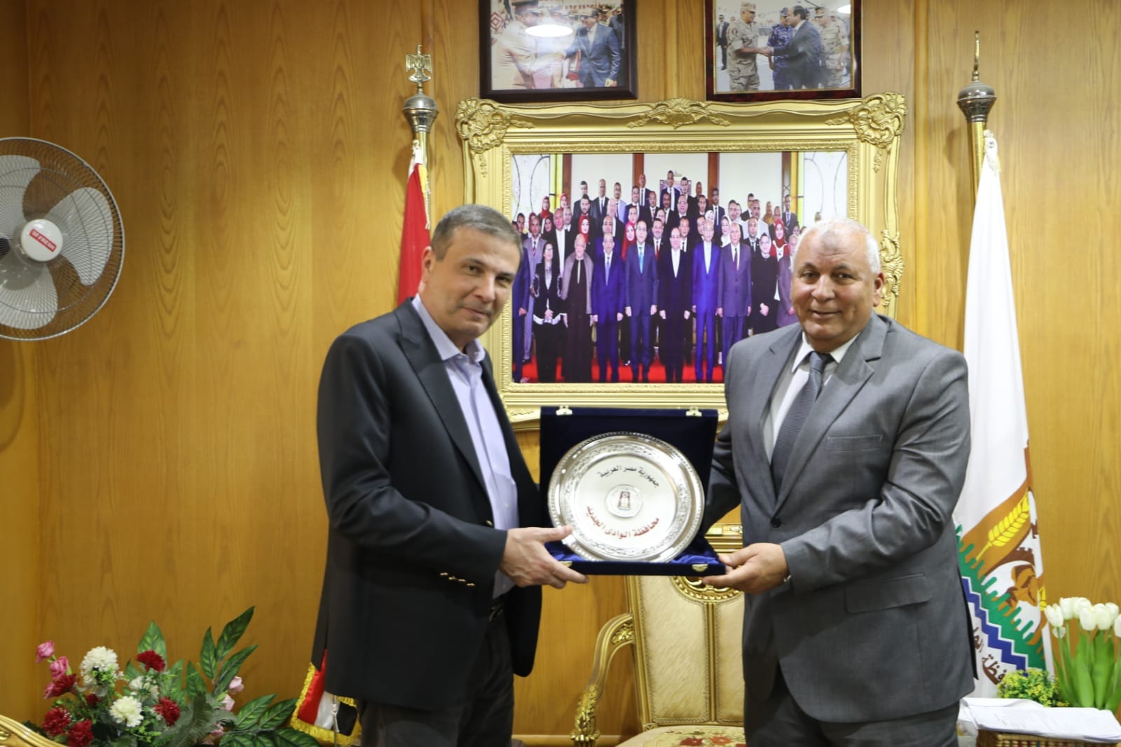 محافظ الوادي الجديد يستقبل رئيس مجلس إدارة البنك الزراعي المصري (4)