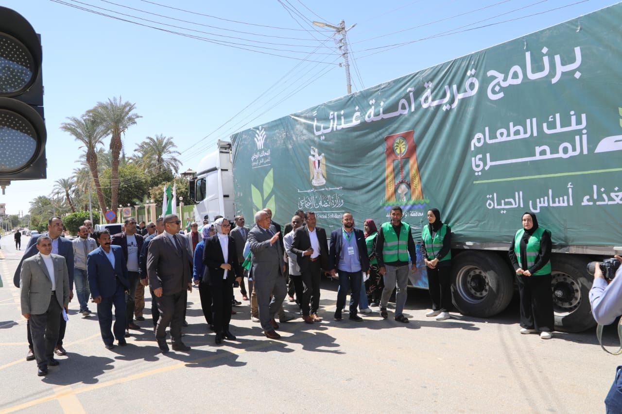 محافظ الوادي الجديد يدشن قافلة دعم غذائية لـ10 الآف أسرة (1)