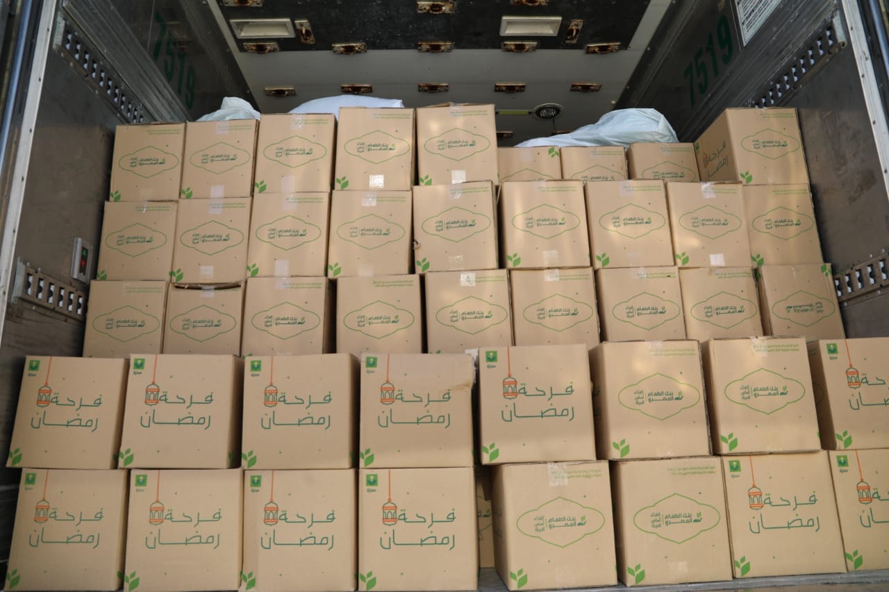 محافظ الوادي الجديد يدشن قافلة دعم غذائية لـ10 الآف أسرة (2)