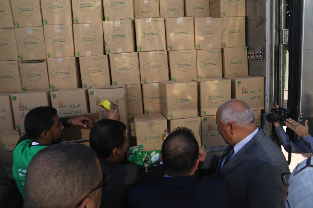 محافظ الوادي الجديد يدشن قافلة دعم غذائية لـ10 الآف أسرة (3)