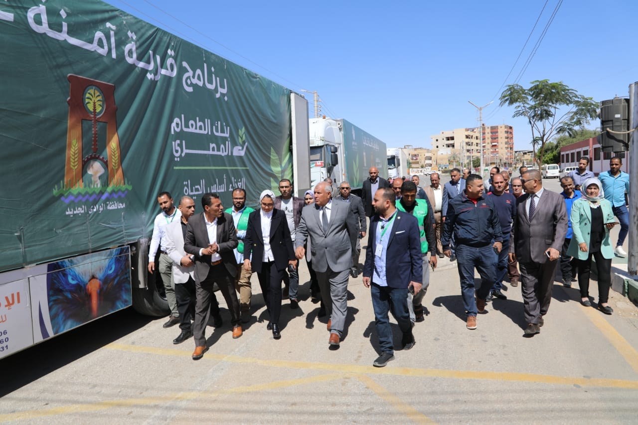 محافظ الوادي الجديد يدشن قافلة دعم غذائية لـ10 الآف أسرة (4)