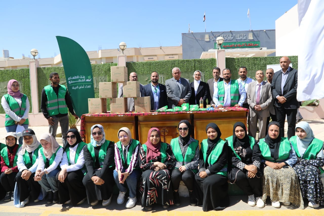 محافظ الوادي الجديد يدشن قافلة دعم غذائية لـ10 الآف أسرة (8)