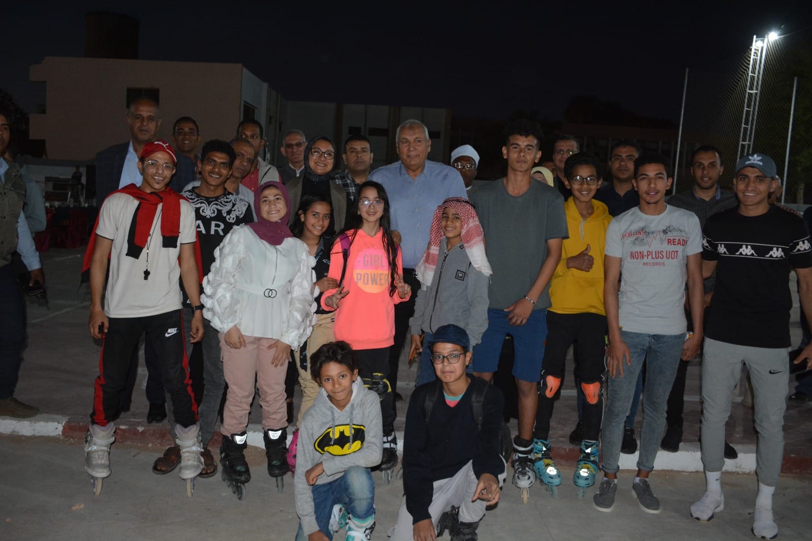 محافظ الوادي الجديد يشارك الطلاب والطالبات المغتربات الإفطار (1)