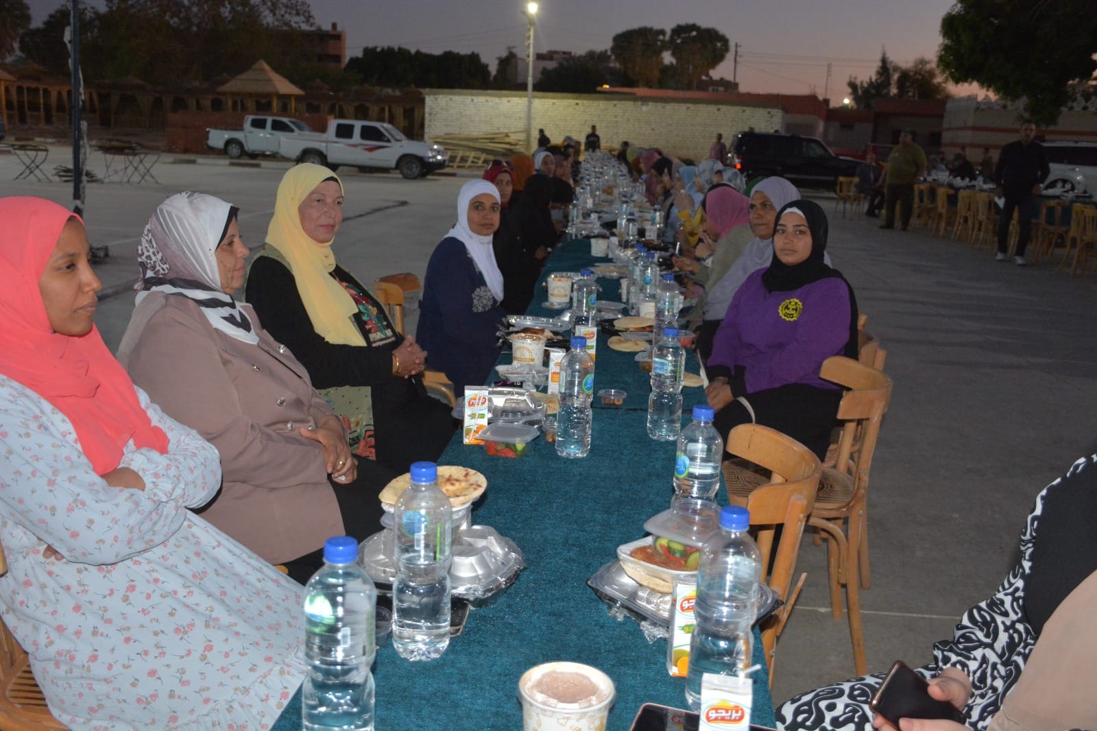 محافظ الوادي الجديد يشارك الطلاب والطالبات المغتربات الإفطار (2)