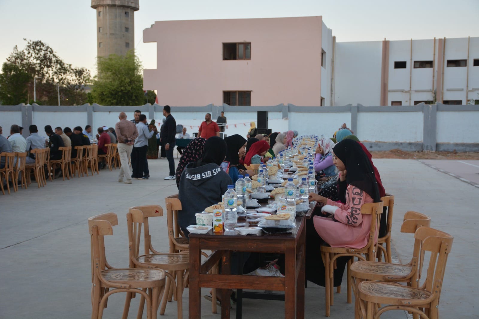 محافظ الوادي الجديد يشارك الطلاب والطالبات المغتربات الإفطار (3)