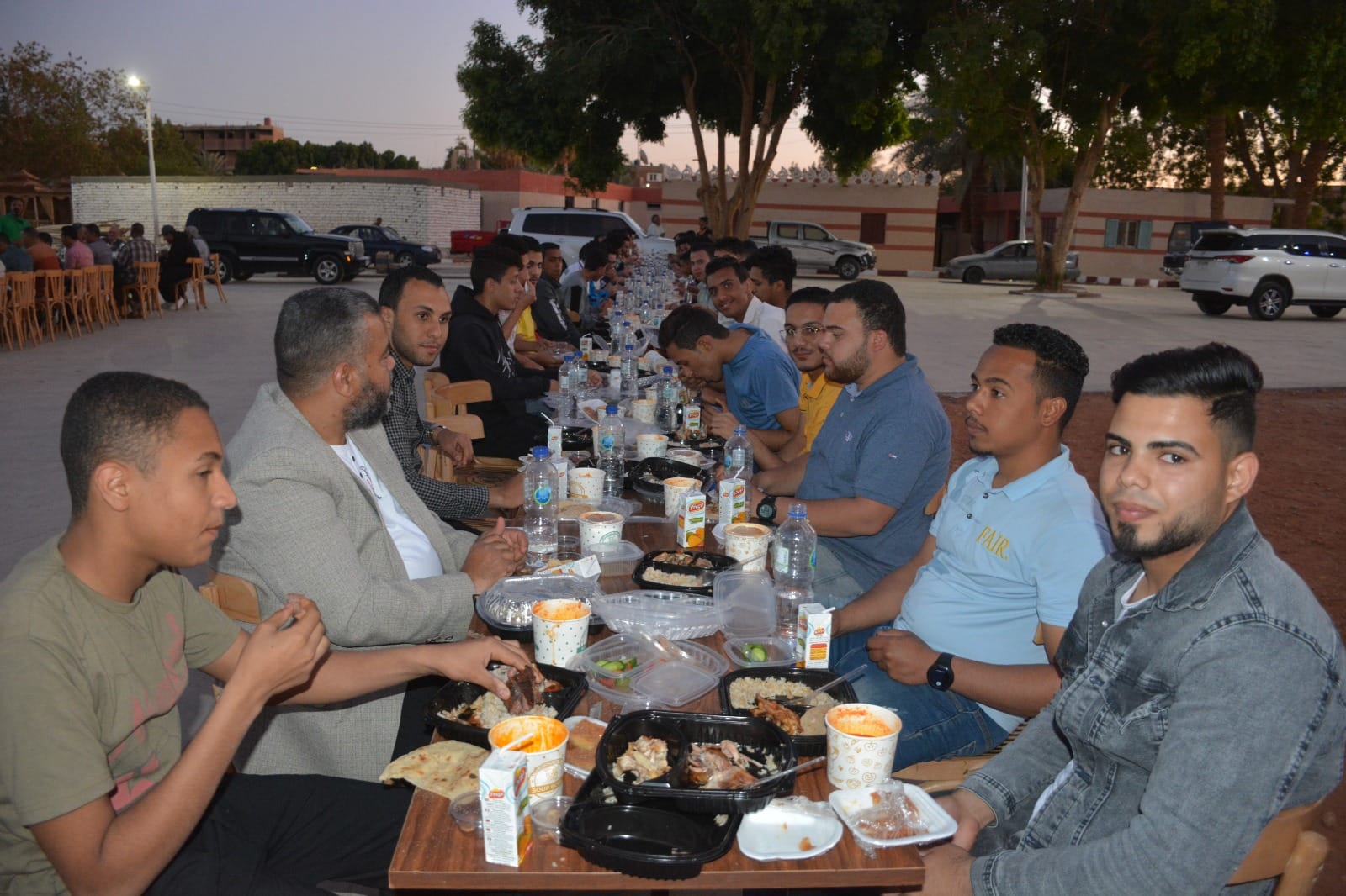 محافظ الوادي الجديد يشارك الطلاب والطالبات المغتربات الإفطار (7)