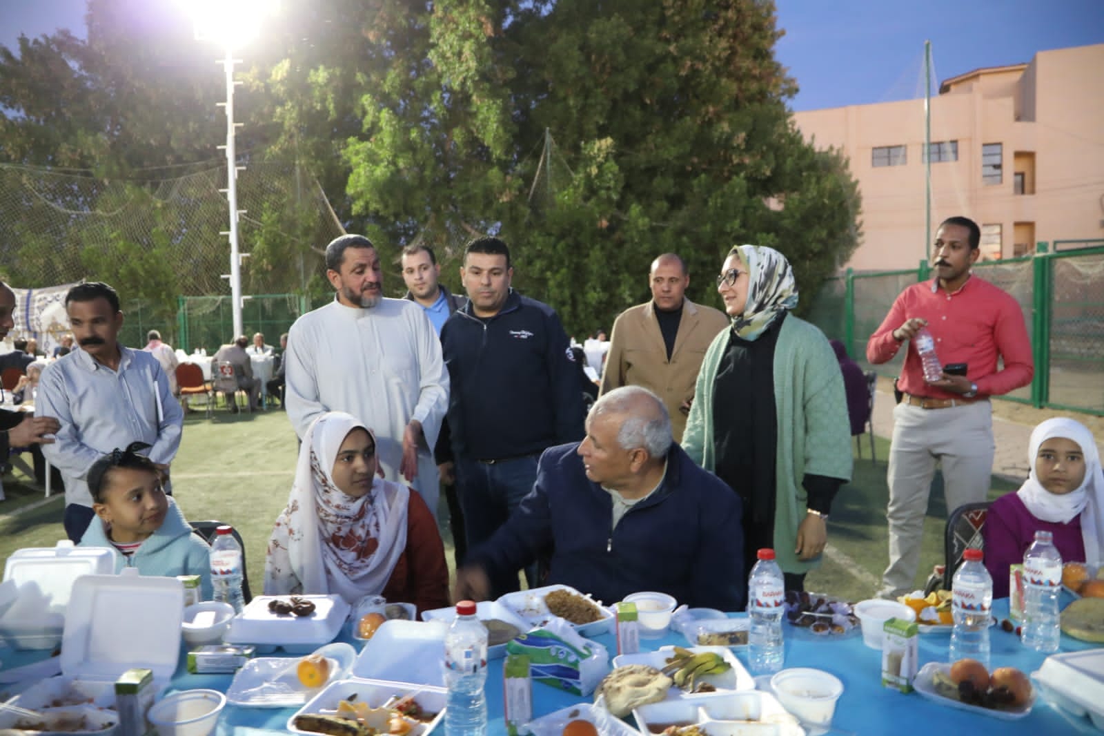 محافظ الوادي الجديد يزور مركز الداخلة ويلتقي الجماهير (1)