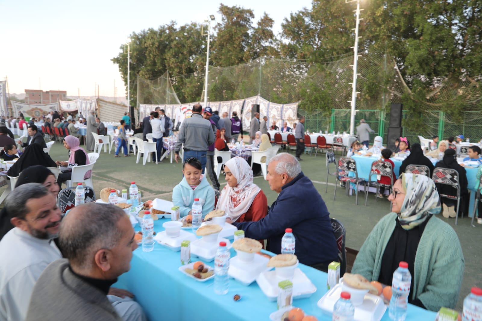 محافظ الوادي الجديد يزور مركز الداخلة ويلتقي الجماهير (4)