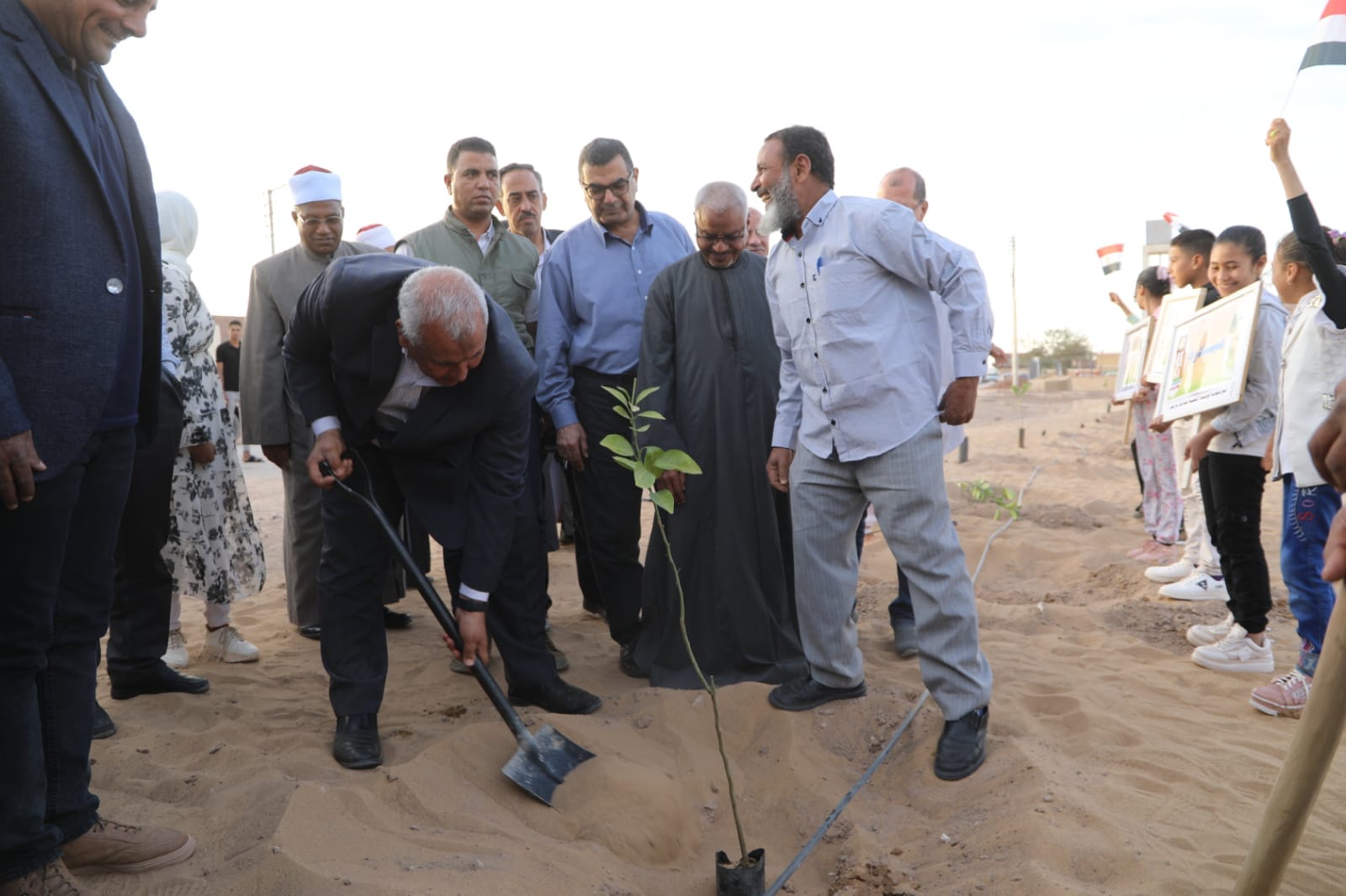 محافظ الوادي الجديد يزور مركز باريس (3)