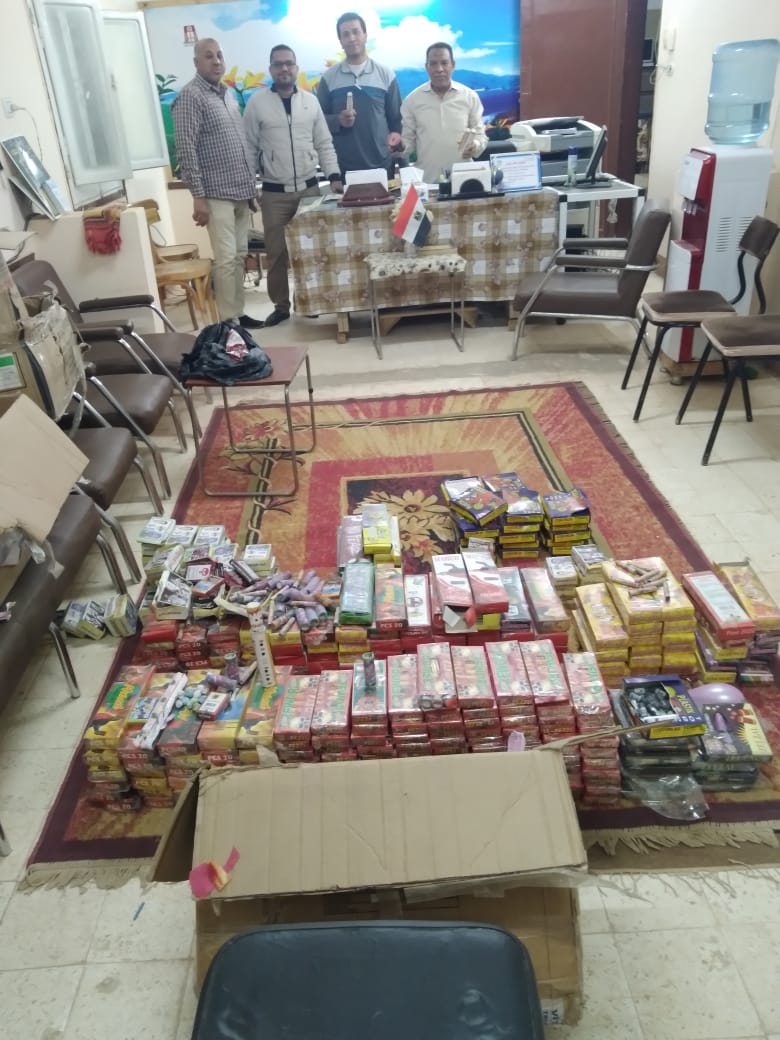 ضبط كميات الالعاب النارية بالوادي الجديد (1)