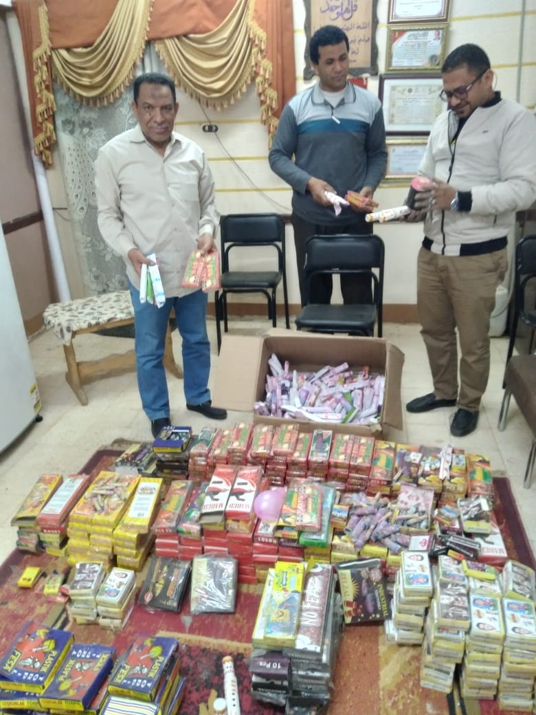 ضبط كميات الالعاب النارية بالوادي الجديد (2)