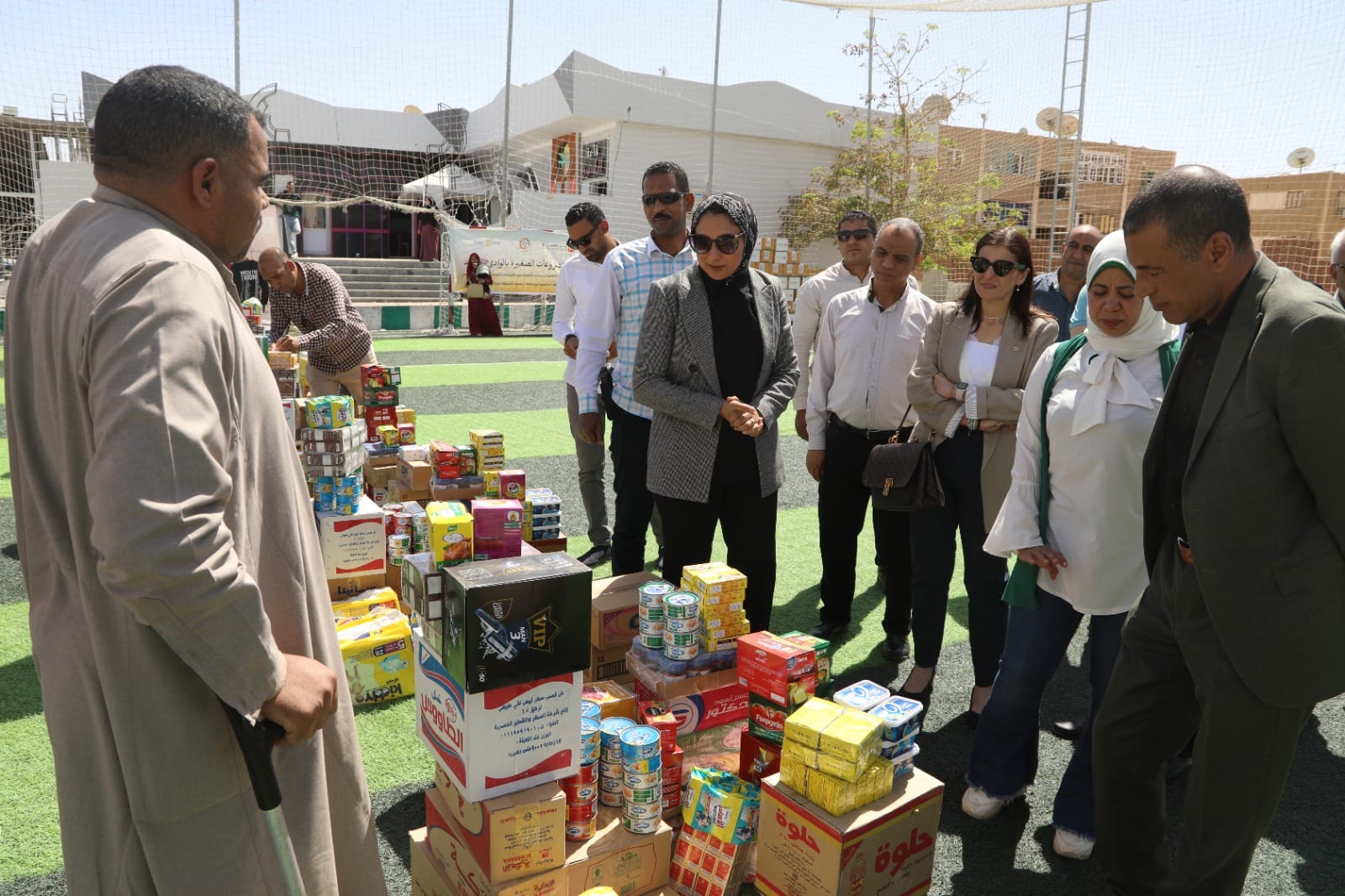 نائب محافظ الوادي الجديد تسلم ٤٥ مشروع صغير للأسر الأولى بالرعاية (2)