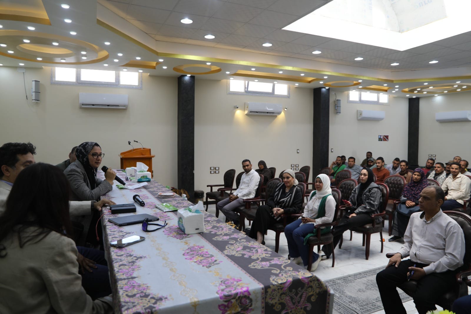 نائب محافظ الوادي الجديد تسلم ٤٥ مشروع صغير للأسر الأولى بالرعاية (4)