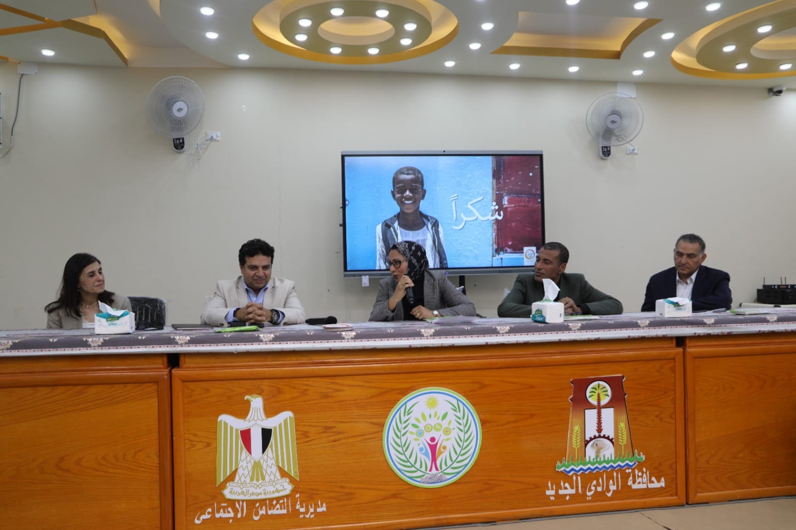 نائب محافظ الوادي الجديد تسلم ٤٥ مشروع صغير للأسر الأولى بالرعاية (6)