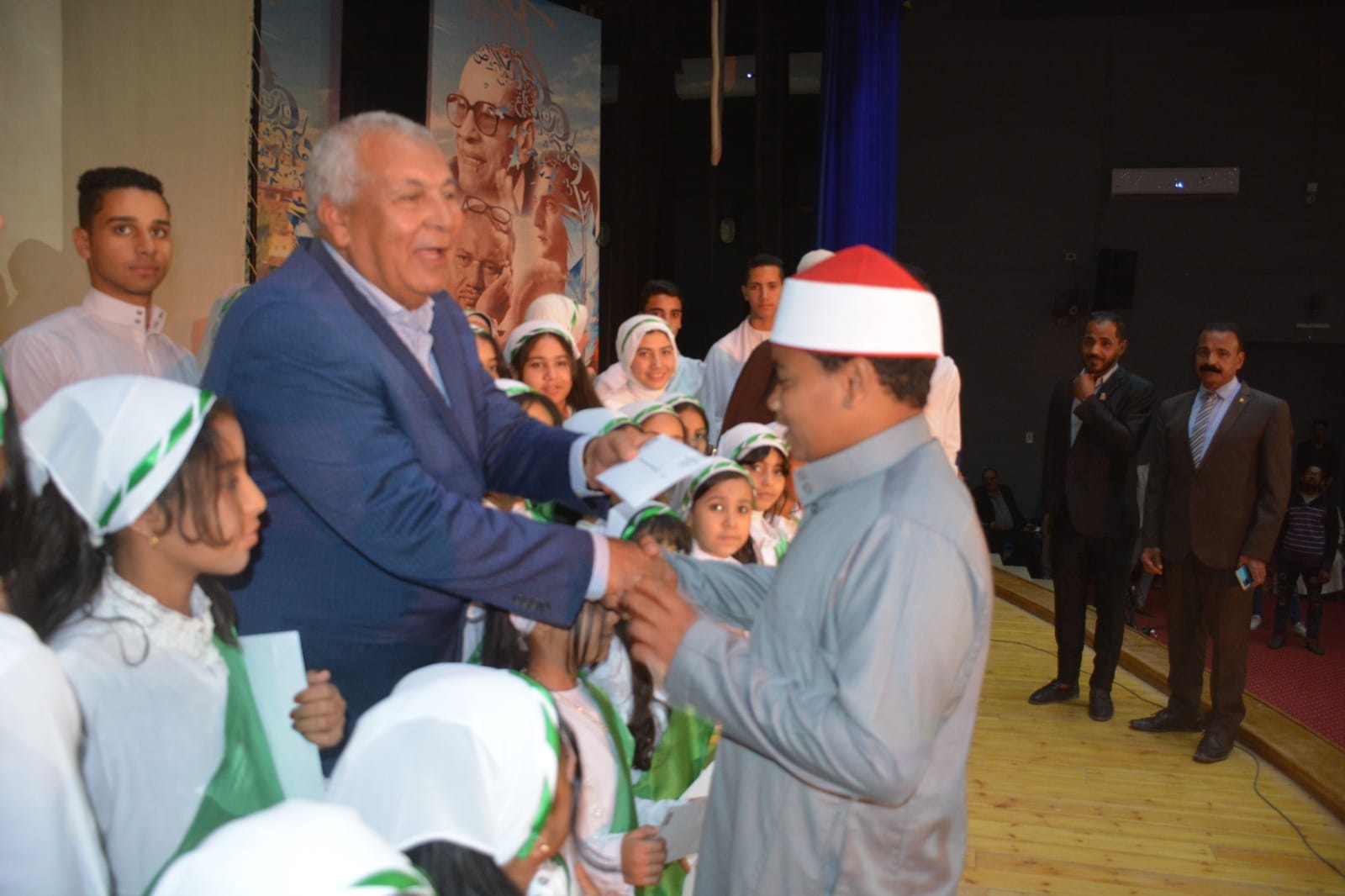 محافظ الوادي الجديد يشهد احتفالية ليلة القدر ويكرّم حفظة القرآن الكريم (3)