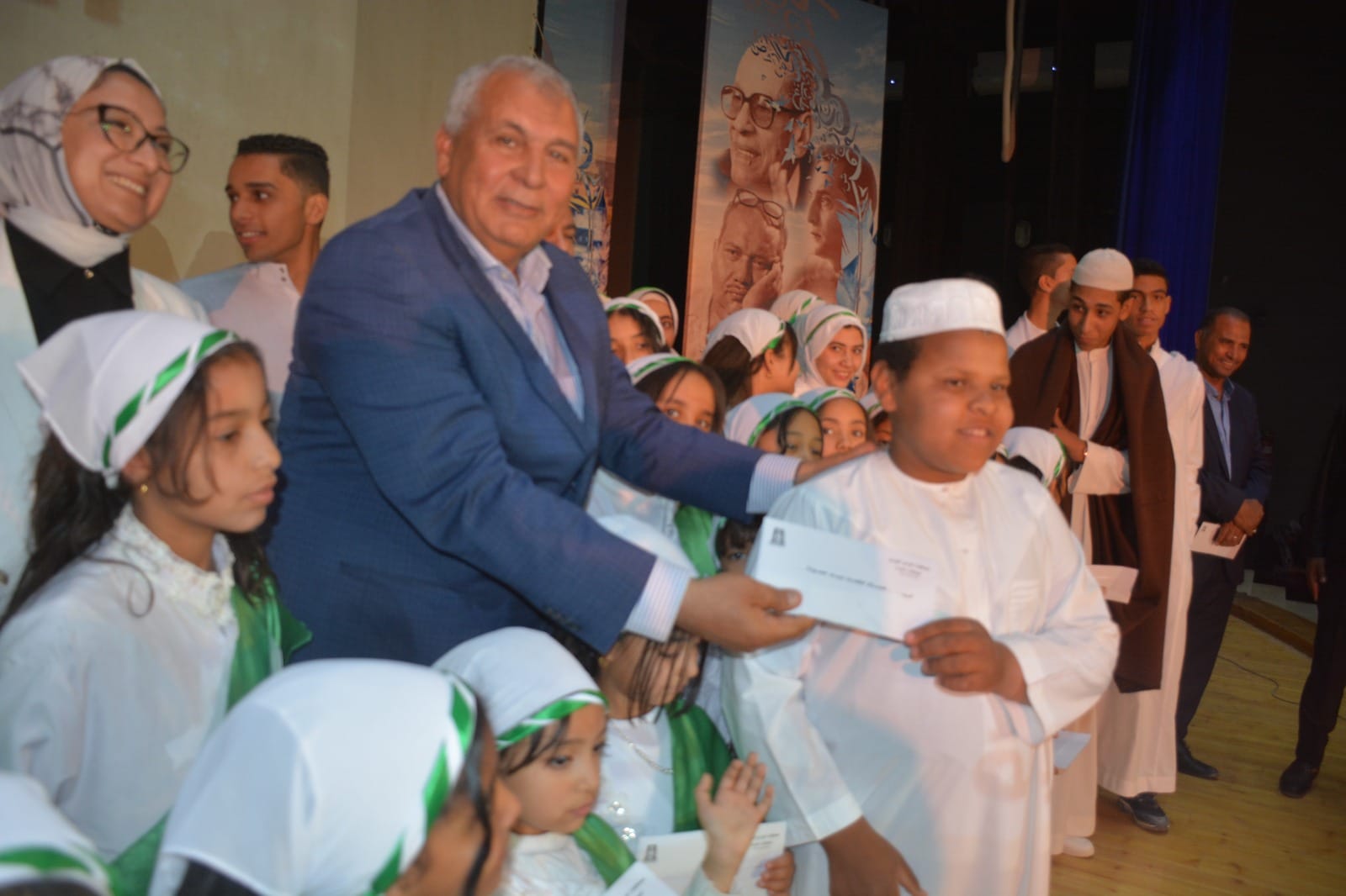 محافظ الوادي الجديد يشهد احتفالية ليلة القدر ويكرّم حفظة القرآن الكريم (5)