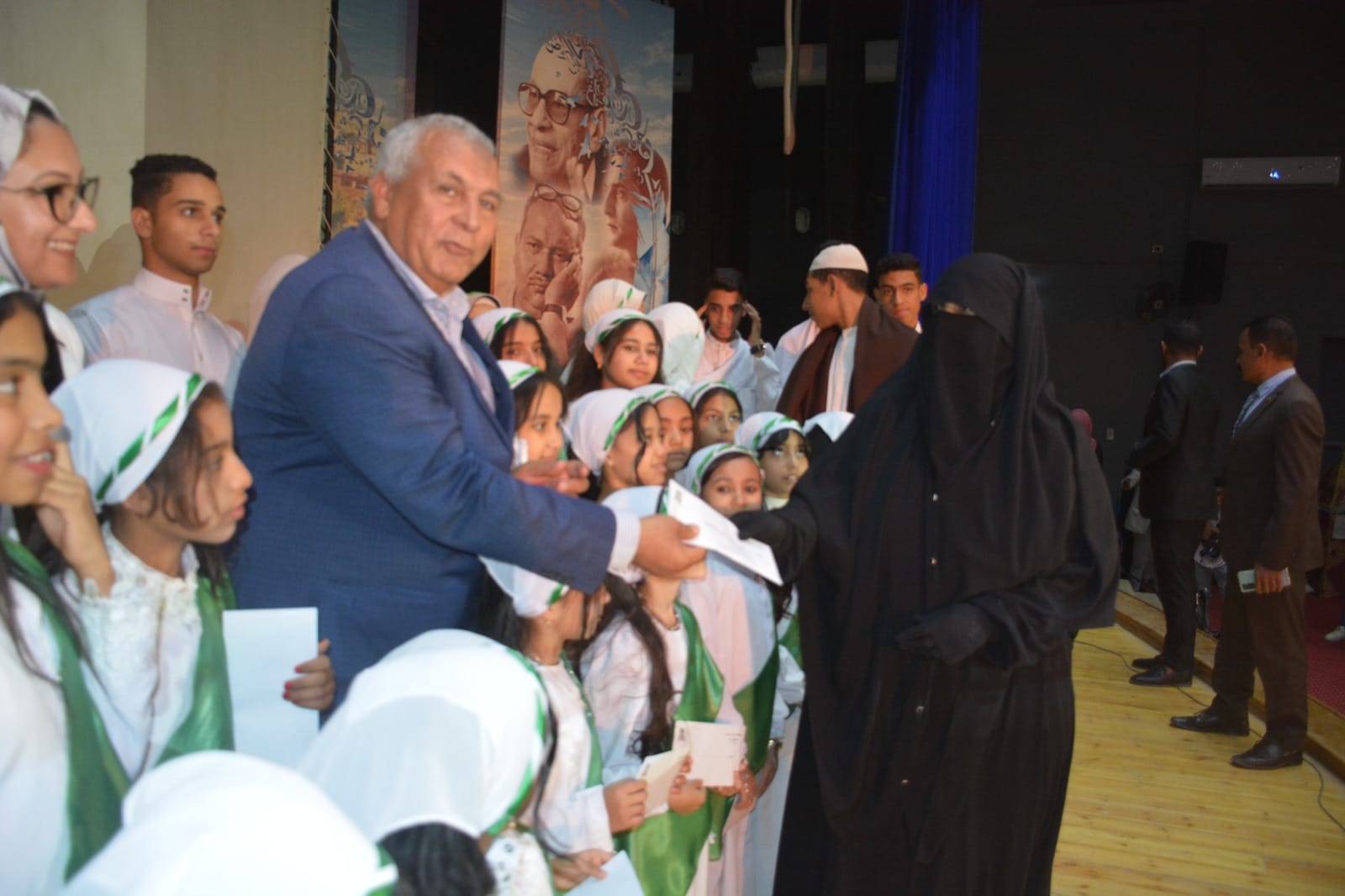 محافظ الوادي الجديد يشهد احتفالية ليلة القدر ويكرّم حفظة القرآن الكريم (18)