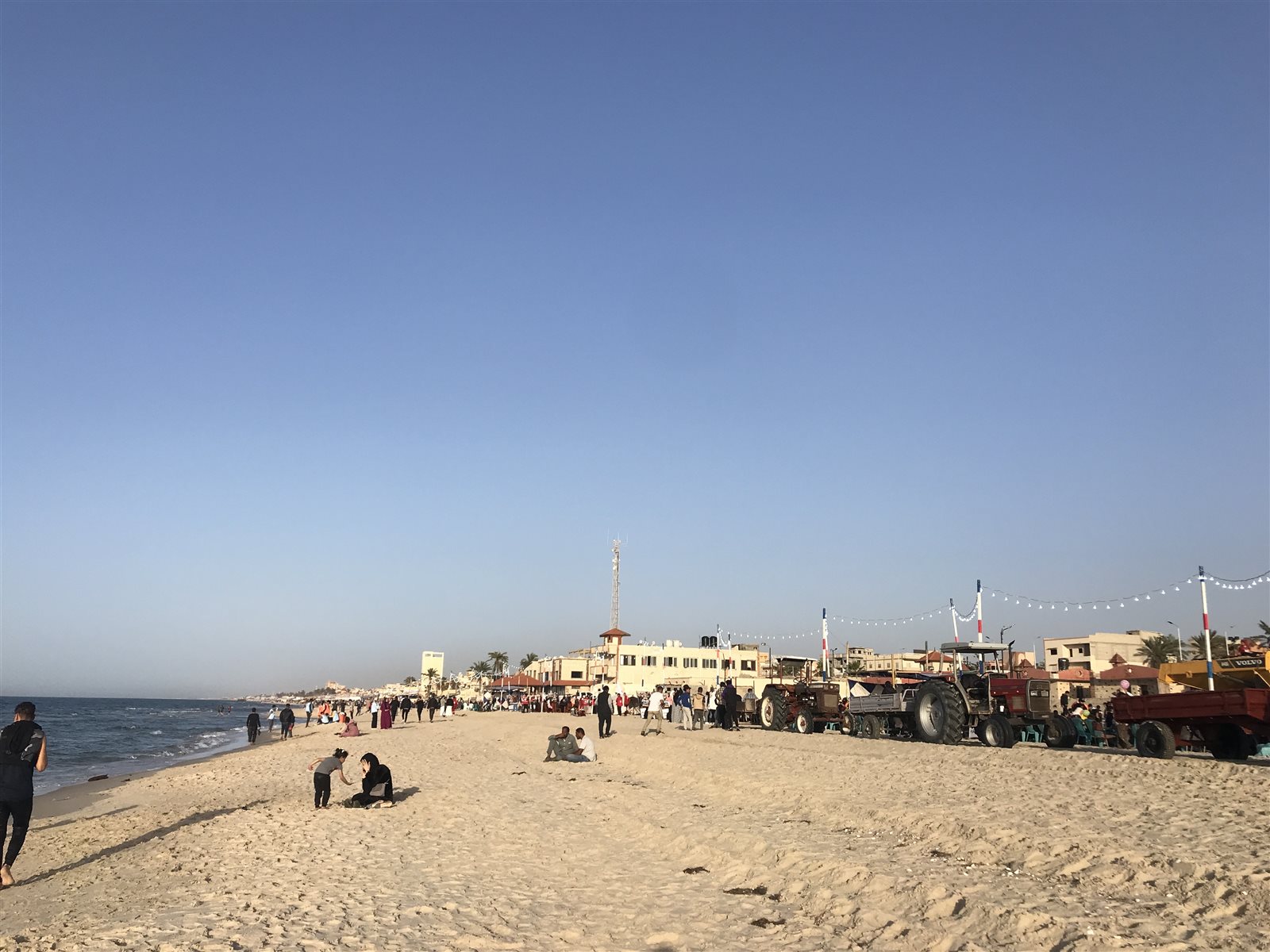 1914095-تنظيم-مائدة-إفطار-على-شاطئ-العريش-(3)