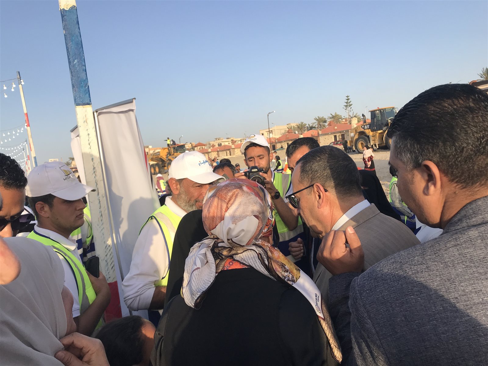 2115984-تنظيم-مائدة-إفطار-على-شاطئ-العريش-(1)