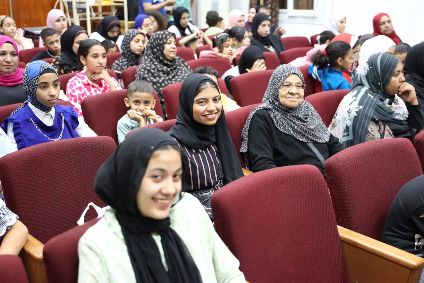 تكريم 70 فائزا في مسابقة دينية وحفظة القران الكريم وذوي الهمم والأيتام بالوادي الجديد (8)